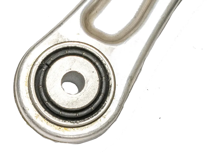 Weißes Autoteil. Satz neuer Autoteile aus Metall. Kfz-Mechaniker-Ersatzteil oder Kfz-Teil isoliert auf weißem Hintergrund.