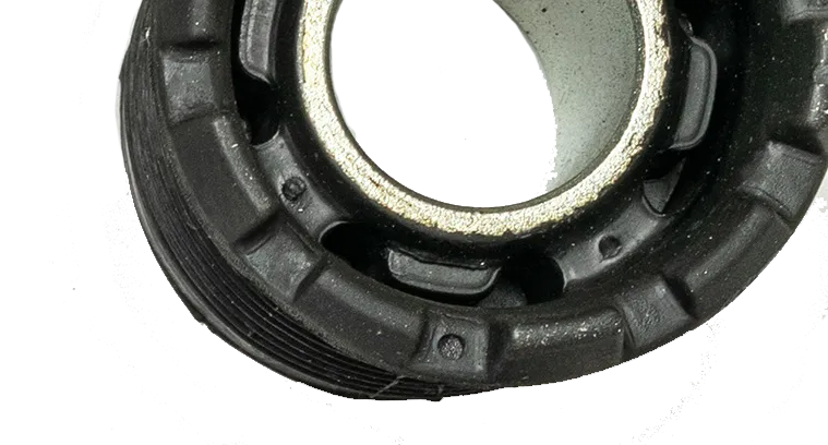 Weißes Autoteil. Satz neuer Autoteile aus Metall. Kfz-Mechaniker-Ersatzteil oder Kfz-Teil isoliert auf weißem Hintergrund.